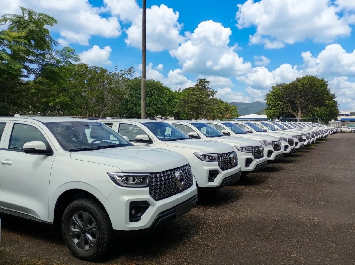 Flota de pickups GWM Poer blancas estacionadas en fila